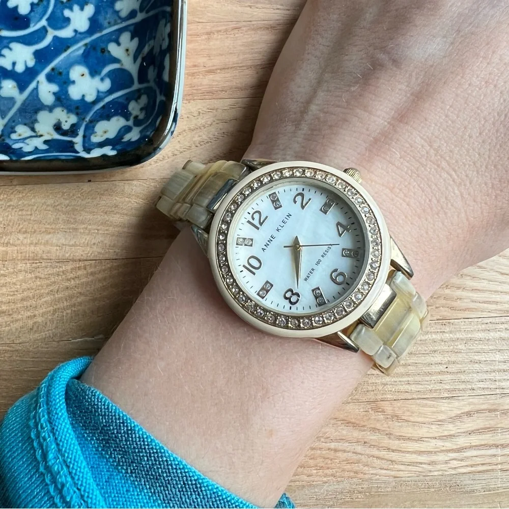 Anne Klein ladies cream and gold tone dress watch NEW BATTERY